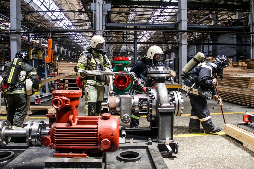Службы спасения провели пожарно-тактические учения на территории завода